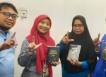 Manager Telkomsel Area Pamasuka Serahkan Buku ke Dinas Perpustakaan Makassar