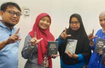 Manager Telkomsel Area Pamasuka Serahkan Buku ke Dinas Perpustakaan Makassar