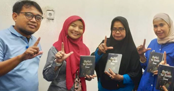 Manager Telkomsel Area Pamasuka Serahkan Buku ke Dinas Perpustakaan Makassar