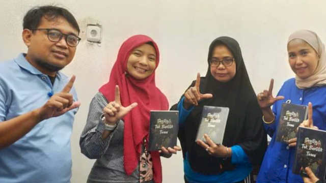 Manager Telkomsel Area Pamasuka Serahkan Buku ke Dinas Perpustakaan Makassar