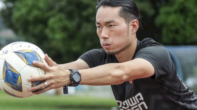 Kenzo Nambu saat mengikuti latihan bersama PSM Makassar sekaligus mengikuti instruksi tim pelatih untuk pemulihan cedera. (foto: Official PSM Makassar)