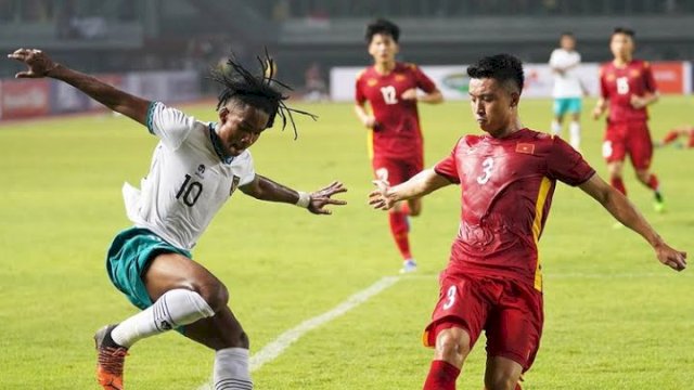 Ronaldo Kwateh saat mencoba melewati pemain Vietnam dalam laga Grup A Piala AFF U-19 di Stadion Patriot Candrabhaga, Bekasi, itu berakhir dengan skor kacamata, Sabtu (2/7/2022). (foto: PSSI) 