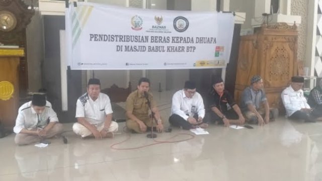 Pemerintah Provinsi Sulsel, dan UPZ Baznas Pemprov Sulsel menyalurkan bantuan untuk kaum dhuafa di kawasan BTP Makassar, Senin (4/7/2022). (foto: Humas Pemprov) 