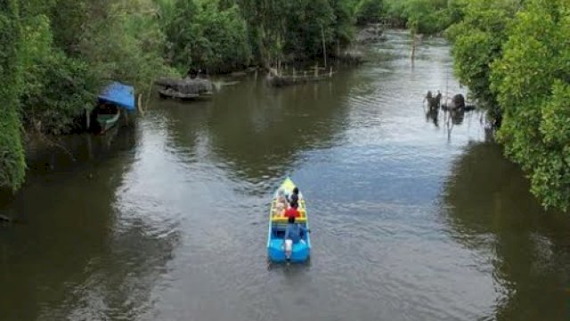 PT PLN (Persero) Unit Pelaksana Pelayanan Pelanggan (UP3) Makassar Utara, menyiapkan perahu listrik untuk wisatawan Karst Rammang-rammang, Kabupaten Maros. (foto: ig/@pln_sulselbar)