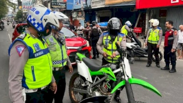 Satlantas Polrestabes Makassar saat melakukan penertiban balap liar di Jl Bandang, Kota Makassar pada Minggu (10/7/2022). (foto: Satlantas Polrestabes Makassar)