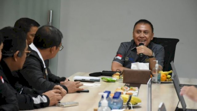 Ketua Umum PSSI Mochamad Iriawan seusai memimpin rapat terkait laga Vietnam vs Thailand di kantor PT LIB. (foto: PSSI) 