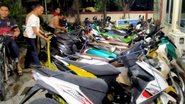 Motor yang disita Polsek Tamalate, Polrestabes Makassar saat balap liar di kawasan Stadion Barombong, Makassar, Rabu (13/7/2022). (foto: Polsek Tamalate) 