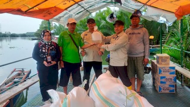 Pemerintah Provinsi (Pemprov) Sulsel menyalurkan bantuan 250 ribu benih udang windu untuk kelompok pembudidaya di kota Makassar. (foto: Pemprov Sulsel)