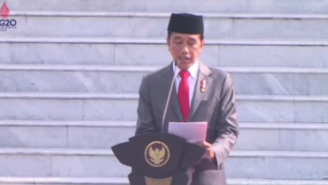 Presiden Joko Widodo saat berpidato dalam pelantikan perwira remaja TNI-Polri di Istana Merdeka halaman Istana Merdeka, Jakarta, Kamis (14/7/2022). 