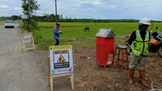 Pemerintah Provinsi Sulsel, mulai Dinas DPLH Sulsel melakukan pengujian sampel lingkungan terhadap proyek pengerjaan ruas jalan Bu’rung-bu’rung menuju Bili-bili, di Kecamatan Patalassang, Kabupaten Gowa, Sulsel. (foto: Pemprov Sulsel)