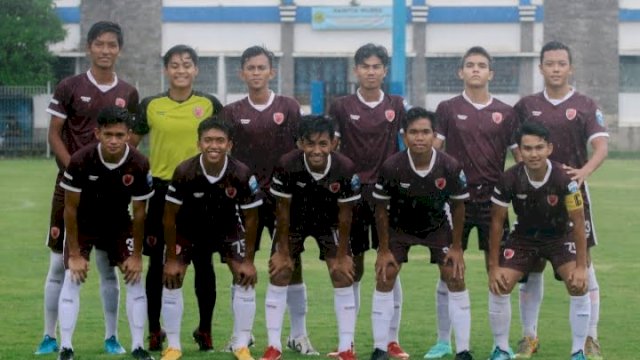 Para pesepakbola muda dari sejumlah daerah di Sulsel mengikuti seleksi tahap final masuk akademi PSM di Mamuju. (foto: Official PSM) 