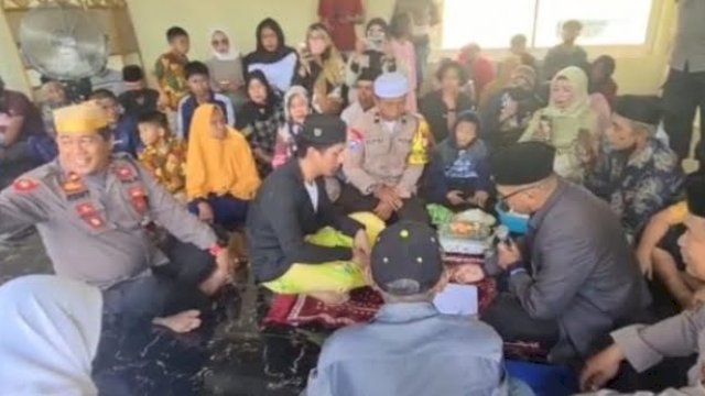 Prosesi pernikahan tahanan kasus Curas di Masjid Al Amaan Polsek Manggala. (Sumber: Polsek Manggala)