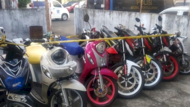 7 motor yang disita karena ikut balap liar disertai pelanggaran seperti menggunakan knalpot brong. (foto: Polrestabes Makassar)