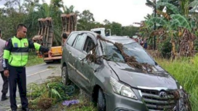 Mobil Kijang Innova yang mengalami kecelakaan lalulintas , di Desa Sakakajang, Kecamatan Jabiren Raya, Kabupaten Pulang Pisau, Kalimantan Tengah (Kalteng), pada Minggu 17 Juli 2022 dan turut menewaskan Masrawan, Kepala Kantor Wilayah (Kanwil) Kementerian Agama (Kemenag) Kalimantan Timur. (foto: Lantasinfo)