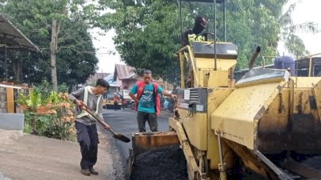 Penampakan proses pengaspalan ruas jalan Boro di Kabupaten Jeneponto, Sulsel, yang dikerjakan Pemprov Sulsel melalui Dinas PUTR Sulsel. 