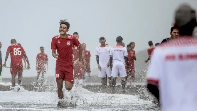 PSS Sleman saat melakoni latihan di Pantai Depok, Bantul, Yogyakarta. (foto: official PSS Sleman)