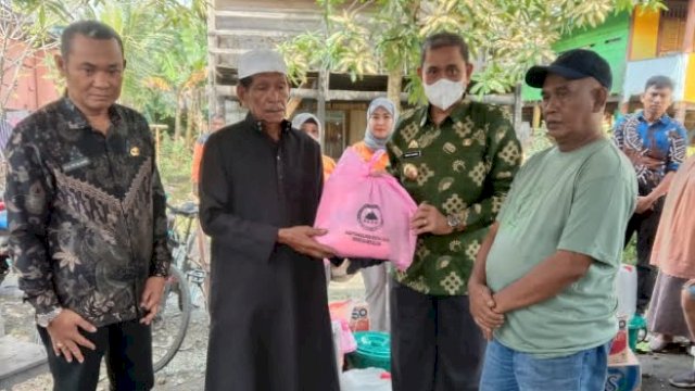 Pemprov Sulsel Salurkan bantuan untuk korban kebakaran di Kabupaten Wajo. (foto: Pemprov Sulsel)