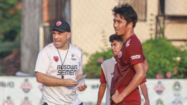 Pelatih PSM Makassar, Bernardo Tavares saat memimpin tim jelang menghadapi PSS Sleman di laga pembuka Liga 1. (foto: official PSM Makassar)