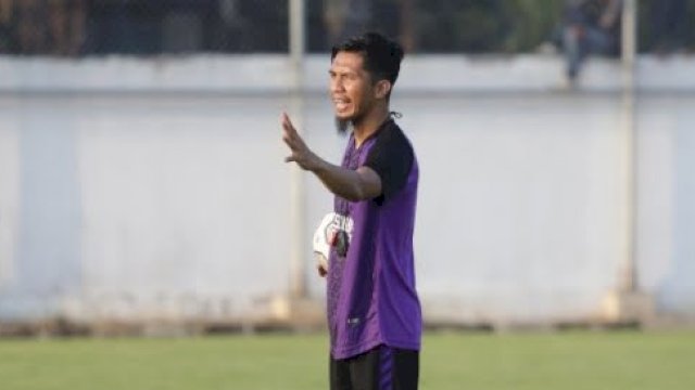 Ahmad Amiruddin saat membantu Bernardo Tavares dalam sesi latihan PSM Makassar di Stadion Kalegowa, Kabupaten Gowa, Sulsel. (foto: Official PSM Makassar)