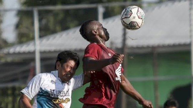 Pemain PSM Makassar, Donald Biasa yang berstatus trial mengikuti sesi uji tanding dengan Persigowa di Stadion Kalegowa, Kabupaten Gowa, Sulsel yang berakhir 4-0 untuk kemenangan PSM Makassar, Senin (25/7/2022). (foto: Official PSM Makassar)