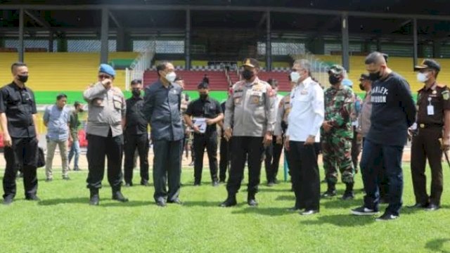 Kapolda Sulsel, Irjen Pol Nana Sudjana didampingi Wali Kota Parepare, Taufan Pawe Direktur Utama PSM Makassar, Munafri Arifuddin dan official PSM di Stadion BJ Habibie. (foto: Polda Sulsel)