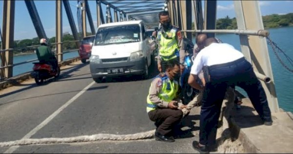 Polisi Lakukan Rekayasa Lalulintas di Jembatan Barombong 