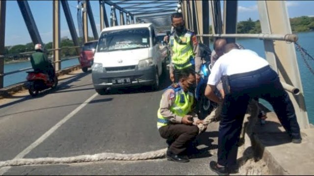 Rekayasa lalulintas dibdrlakukan di Jembatan Barombong. (sumber: Polrestabes Makassar)