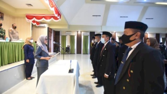 Bupati Luwu Utara (Lutra) Indah Putri Indriani saat melakukan pelantikan sejumlah pejabat usai melakukan rotasi. (foto: ist)