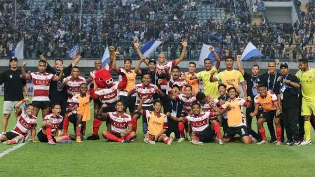 Pose skuad Madura United usai menang 1-3 atas Persib Bandung di Gelora Bandung Lautan Api pada pekan kedua Liga 1 2022-2023, Sabtu (30/7/2022).