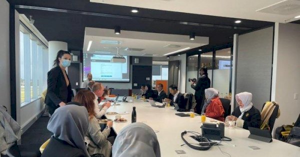 Presentasi di Monash University Australia, Danny Dijamu Makanan Khas Indonesia