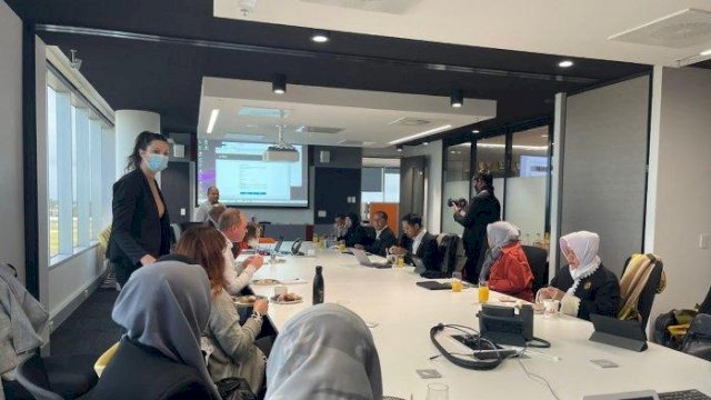 Wali Kota Makassar Moh Ramdhan Pomanto mengawali perjalanan di Australia, dengan melakukan presentasi di Monash University Melbourne, Australia, pada Kamis (7/7/2022). (Dok Pemkot Makassar) 