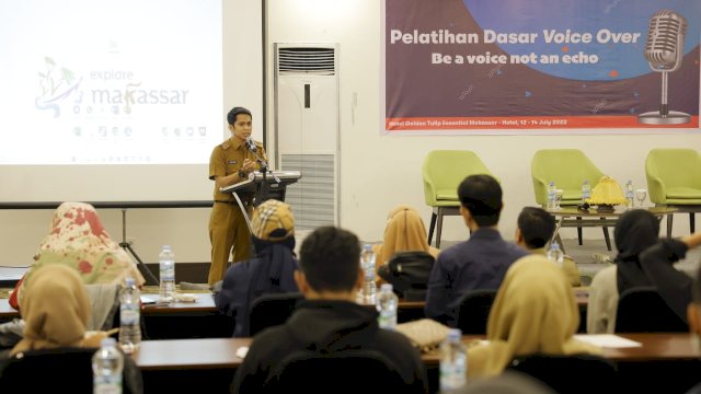 Sekretaris Dispar Makassar Andi Tenri Lengka membuka Pelatihan Voice Over di Hotel Golden Tulip Essential Makassar, pada Selasa (12/7/2022). (Foto: ABATANEWS/Wahyuddin) 