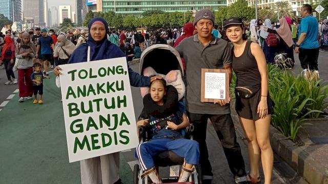 Pasangan suami-istri Santi Warastuti dan Sunarta berharap Mahkamah Konstitusi (MK) memberikan keputusan bijak terkait penggunaan ganja untuk kepentingan medis. (Istimewa)