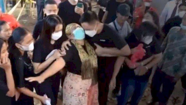 Ibu Brigadir J menangis histeris menyaksikan pembongkaran kuburan anaknya, pada Rabu (27/7/2022). (Foto: Tangkapan layar video Instagram) 