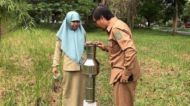 Wakil Bupati Luwu Utara Suaib Mansur mengecek langsung Ombrometer telah dipasang di Halaman Kantor Bupati Luwu Utara sejak Selasa (12/7/2022). (Foto: ABATANEWS/Azwar) 