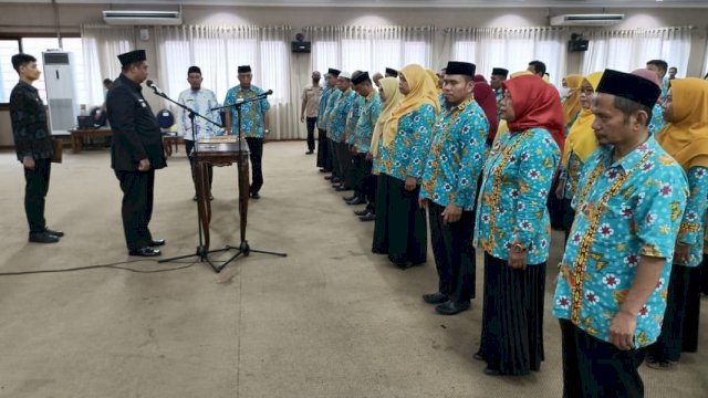 Bupati Maros, Chaidir Syam melantikan 37 kepala sekolah dalam lingkup Pemerintah Kabupaten Maros, di Ruang Pola Kantor Bupati Maros kemarin (8/7/2022). (Foto: ABATANEWS/Wahyuddin)