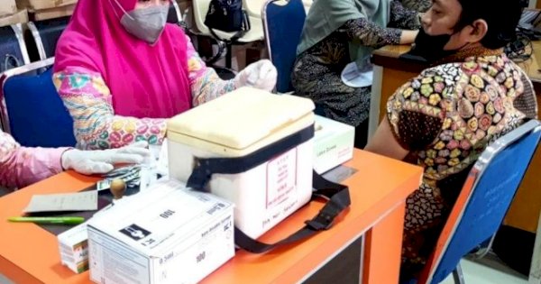 Pegawai dan Staf Bapenda Makassar Serentak Terima Vaksinasi Booster