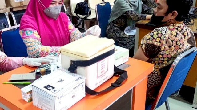Pegawai dan Staf Bapenda Makassar Serentak Terima Vaksinasi Booster