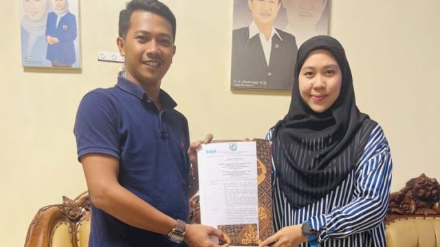 Ketua DPD KNPI Sulawesi Selatan (Sulsel), Nurkanita Maruddani Kahfi menunjuk Firman pengurus DPD I KNPI Sulsel sebagai Ketua Karateker DPD II KNPI Sinjai, pada Rabu (10/08/2022). (Istimewa) 