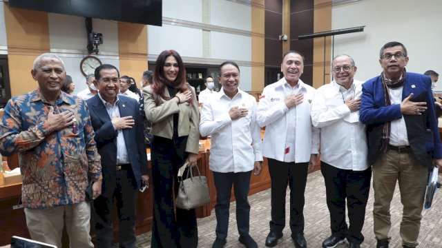 Komisi III Dewan Perwakilan Rakyat (DPR) yang membidangi hukum, hak asasi manusia, dan keamanan akhirnya menyetujui proses naturalisasi dua calon pemain Tim Nasional (Timnas) Sepakbola Indonesia, yakni Sandy Walsh dan Jordy Amat, setelah dilakukan rapat di Komisi III DPR RI (29/8/2022). (Dok Kemenpora) 