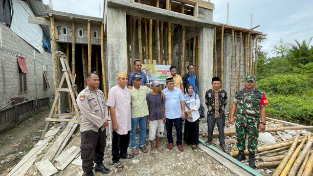 Anggota DPR RI Muhammad Fauzi meninjau progres bedah rumah di Desa Pao Luwu Utara.( foto; dok)