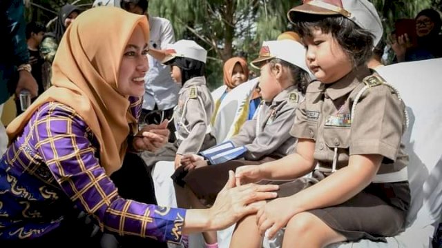 Bupati Lutra, Indah Putri Indriani saat mengukuhkan Bunda PAUD Desa se-Kabupaten Luwu Utara, Jumat (5/8/2022). (foto: ist)