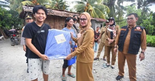 Bupati Indah Salurkan Bantuan ke Korban Angin Puting Beliung