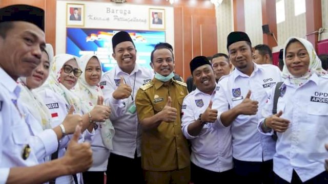 Gubernur Sulsel, Andi Sudirman Sulaiman saat menghadiri pelantikan Dewan Pimpinan Daerah Asosiasi Pemerintah Desa Seluruh Indonesia (APDESI) Susel Periode 2022-2027 di Baruga Pattingalloang, Makassar, Senin (22/8/2022).