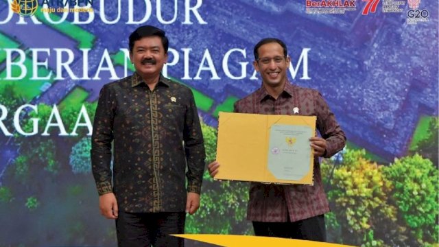 Kementerian Agraria dan Tata Ruang/Badan Pertanahan Nasional (ATR/BPN) menyerahkan Sertifikat Hak Pakai atas tanah Candi Borobudur kepada Kementerian Pendidikan, Kebudayaan, Riset dan Teknologi (Kemendikbudristek), Kamis (18/08/2022), di Kantor Kemendikbudristek. (Foto: Kementerian ATR/BPN) 