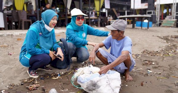 PKK Sulsel Bersihkan Pantai Beba Takalar Bersama Dinas Kelautan Sulsel