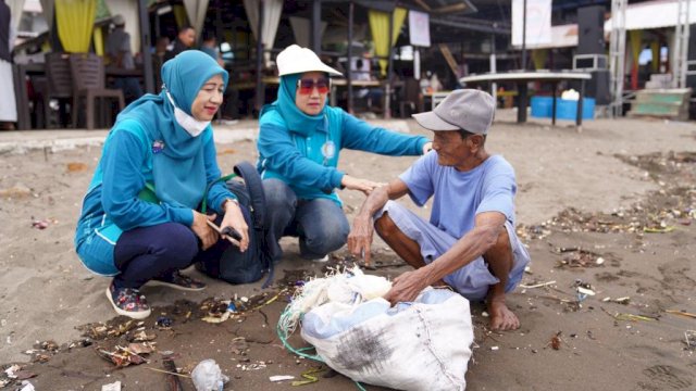 PKK Sulsel Bersihkan Pantai Beba Takalar Bersama Dinas Kelautan Sulsel