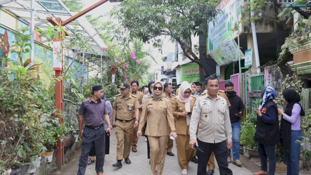 Wakil Wali Kota Makassar Fatmawati Rusdi menyisir lorong di Kecamatan Mariso salah satunya di Lorong Wisata Kuliner dan Urban Farming, Kelurahan Kampung Buyang. (Foto: ABATANEWS/Wahyuddin)