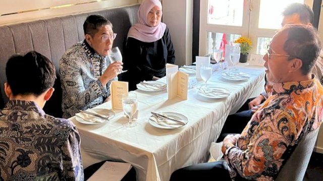 Wali Kota Makassar Moh Ramdhan Pomanto saat bertemu dengan dua menteri Singapura, ya g merupakan sahabat lamanya. (foto: Pemkot Makassar)