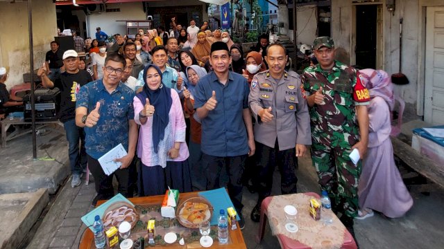 Anggota DPRD Makassar Rudianto Lallo saat melaksanakan reses di jalan Sinassara lorong Mr big Kelurahan Kaluku Bodoa, Kecamatan Tallo, Kamis (4/8/2022). (foto: ist)